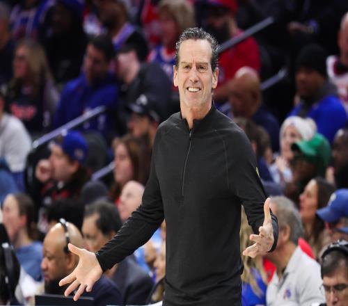 科比雕像前,缅怀往昔,岁欧文刮须,pg游戏官网登录入口,PG电子最新官网,pg游戏官网登录入口,pg电子游戏app