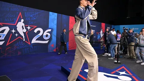 巴黎圣日耳曼门将唐纳鲁马在比赛中不幸遭遇面部踩踏伤害