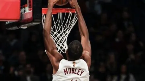 上海街头直播：Speed网红身着国足球衣助阵Siu活动庆典